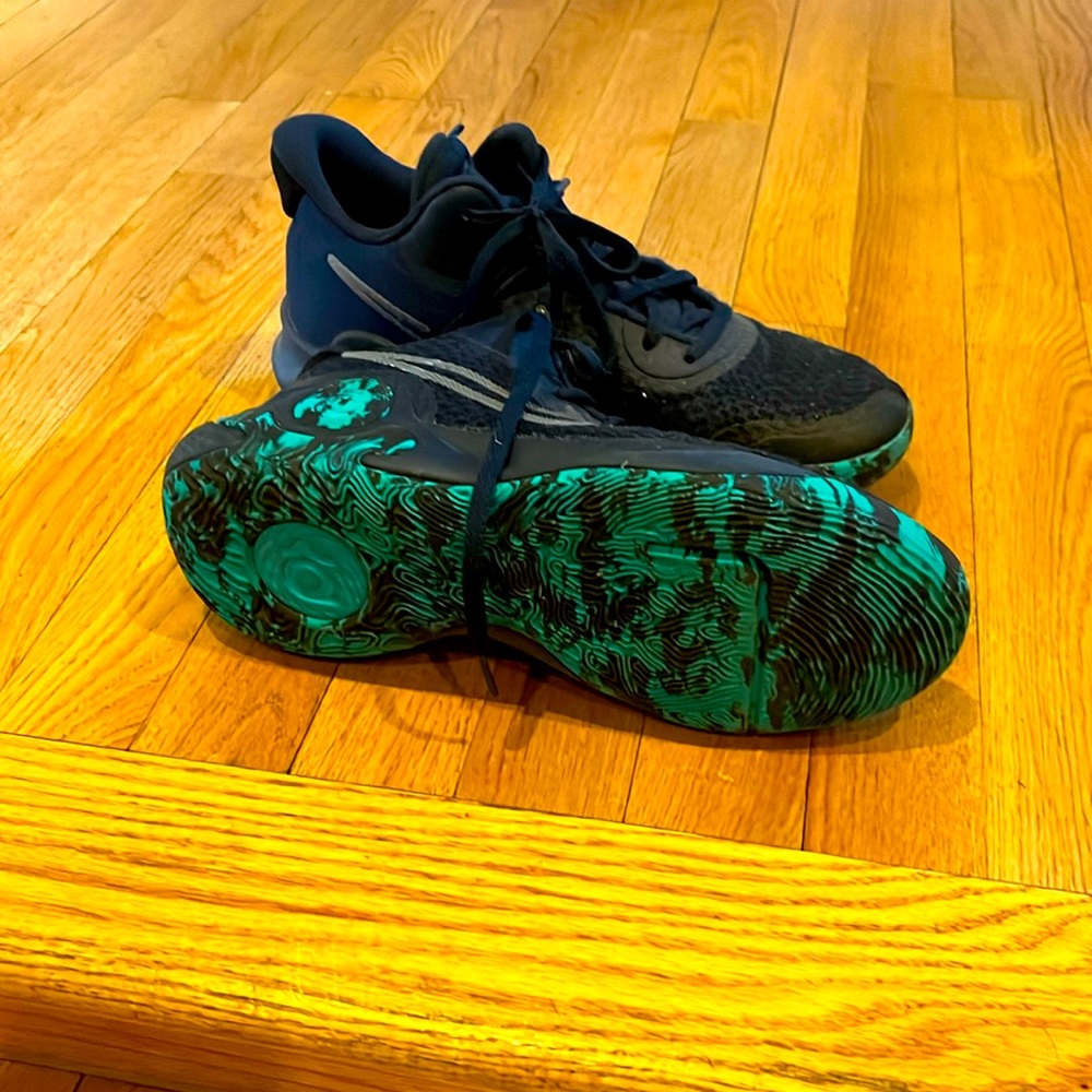 Gentle used basketball sneakers size 8